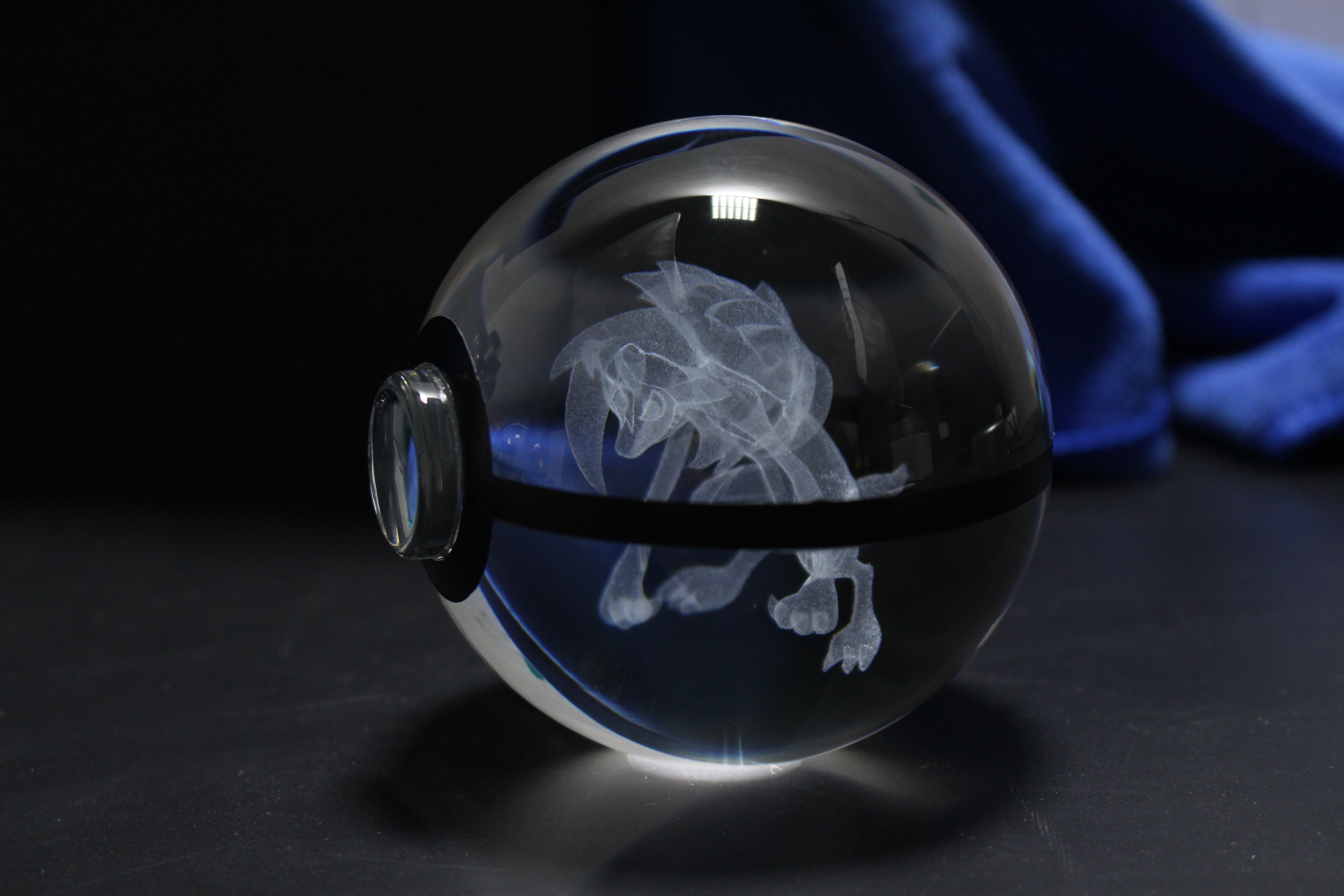 Lycanroc Midnight Form Crystal Pokeball